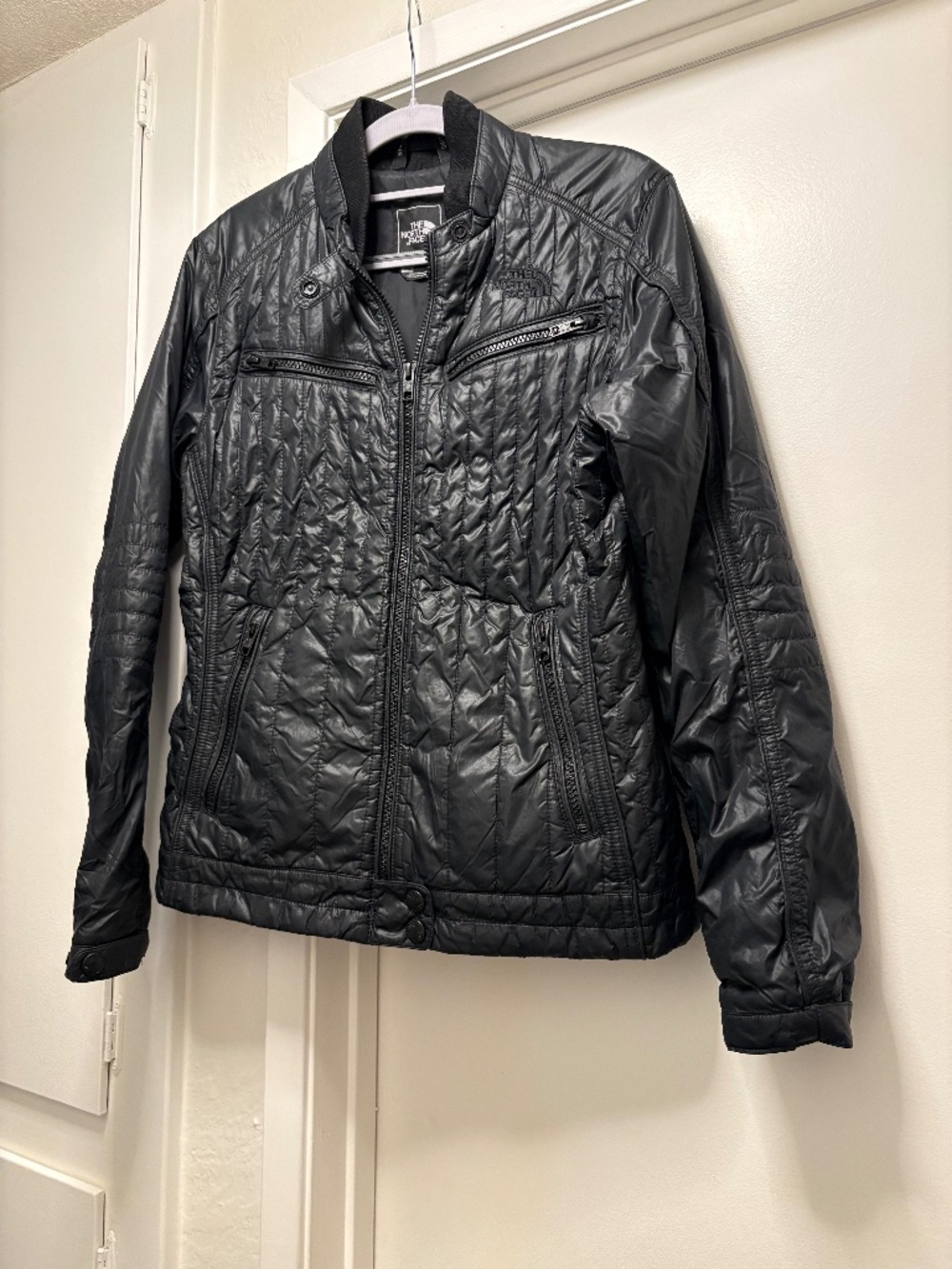 North Face puffer jacket - black with zipper pockets - size medium